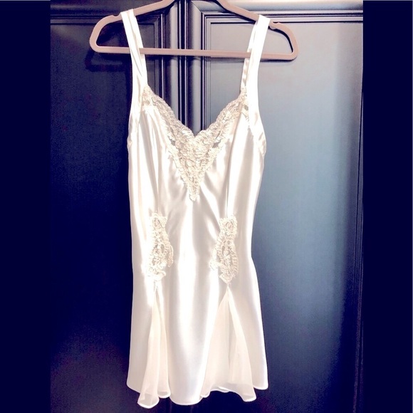 Victoria’s Secret ivory Satin  & Chiffon embellished sequin, lace chemise. Sz S - Picture 3 of 15